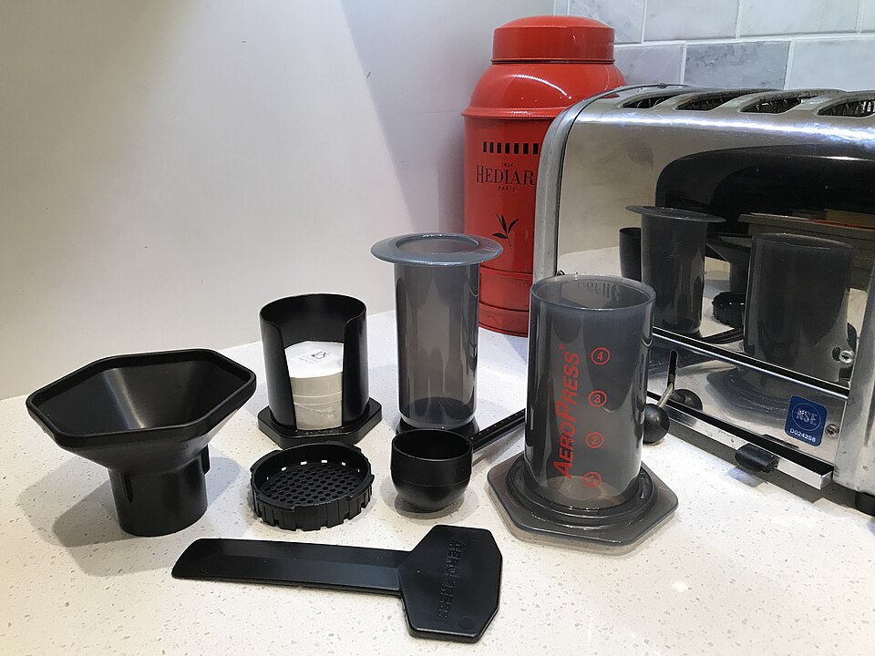 爱乐压咖啡器具的各个部件摆放在一起