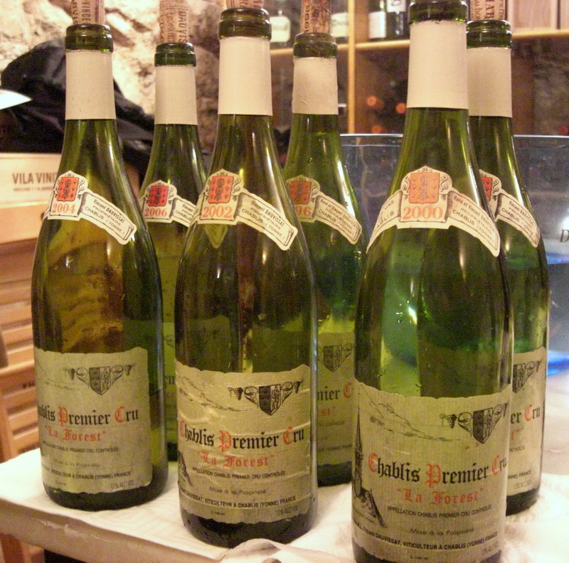 两瓶夏布利白葡萄酒并排摆放