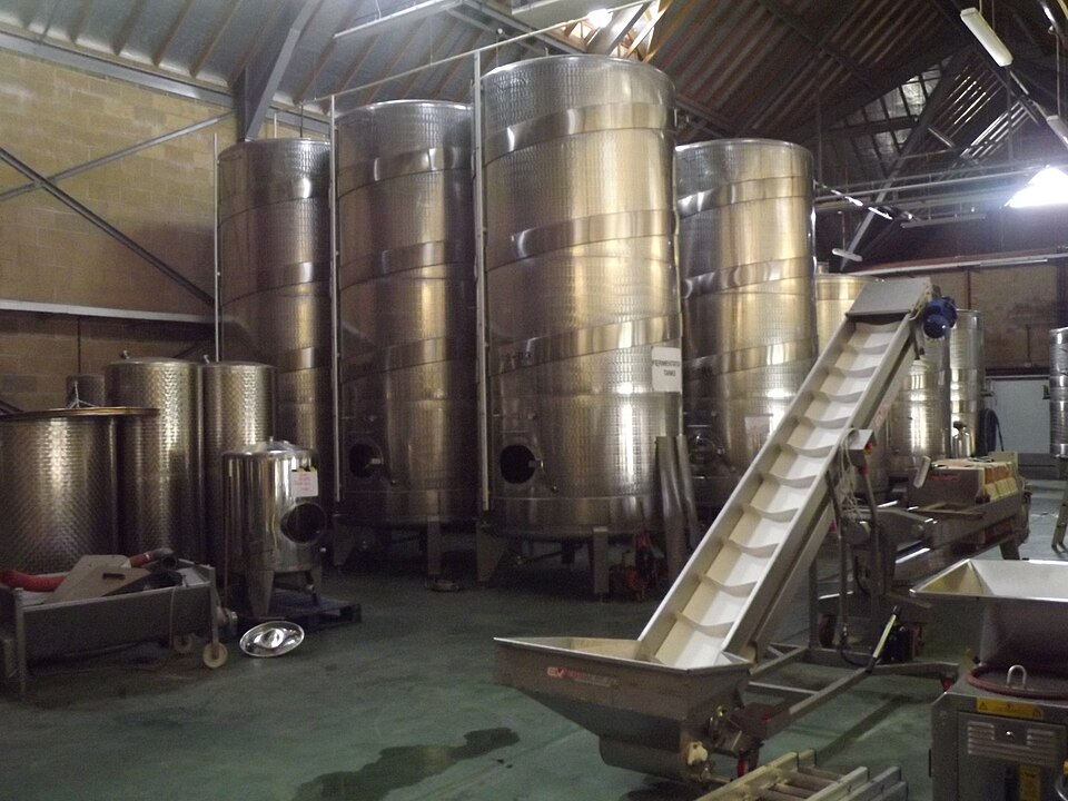 不锈钢酿酒罐排列在酒窖内