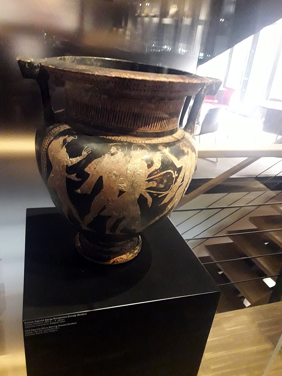 一件古代酒器文物，器身有纹饰
