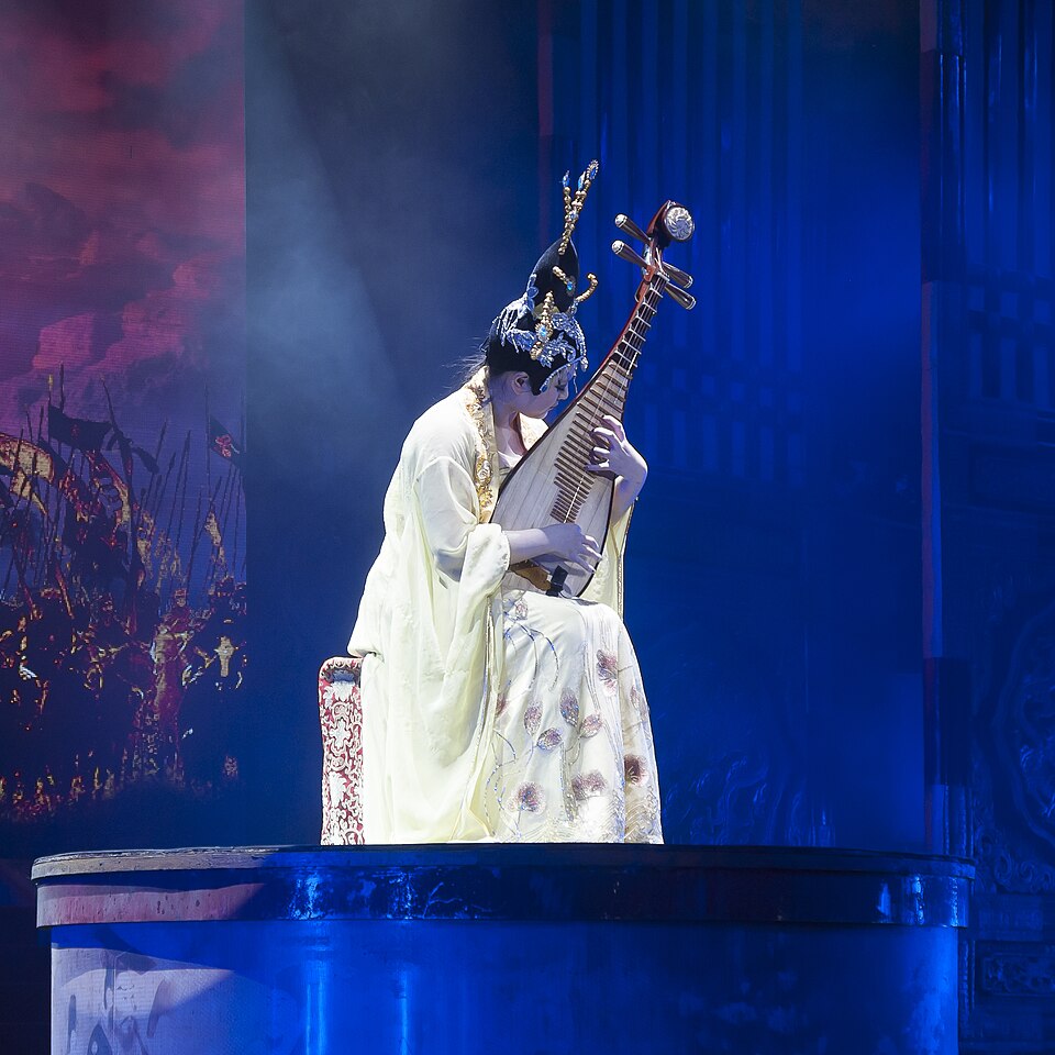几个人围坐在一起讨论琵琶演奏
