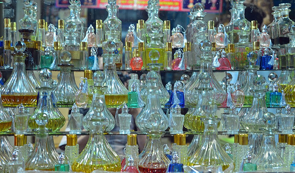 几只小瓶装着精油和香水
