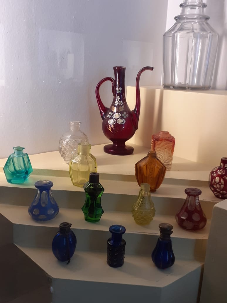 展示一排造型各异的经典香水瓶