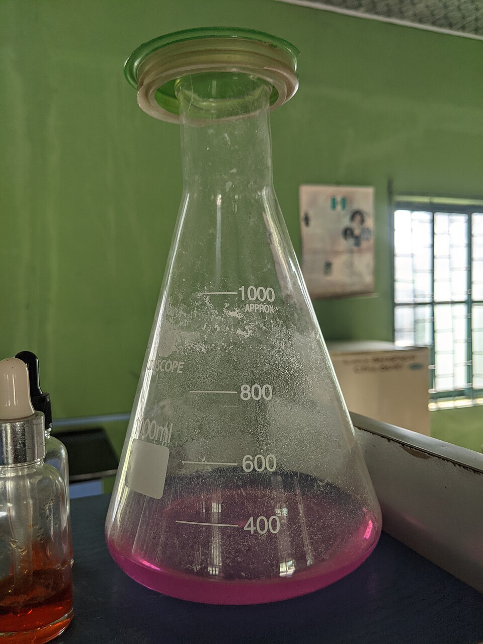 一个装有透明液体的锥形烧瓶