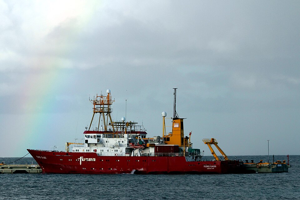 “Fugro Gauss”号侧扫声呐测量船在水面航行的彩色照片